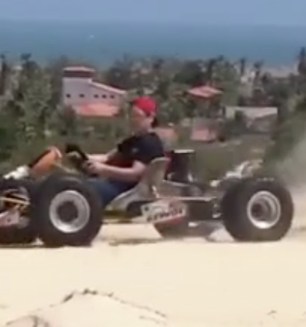 Foto do kart na praia - Luiza F.